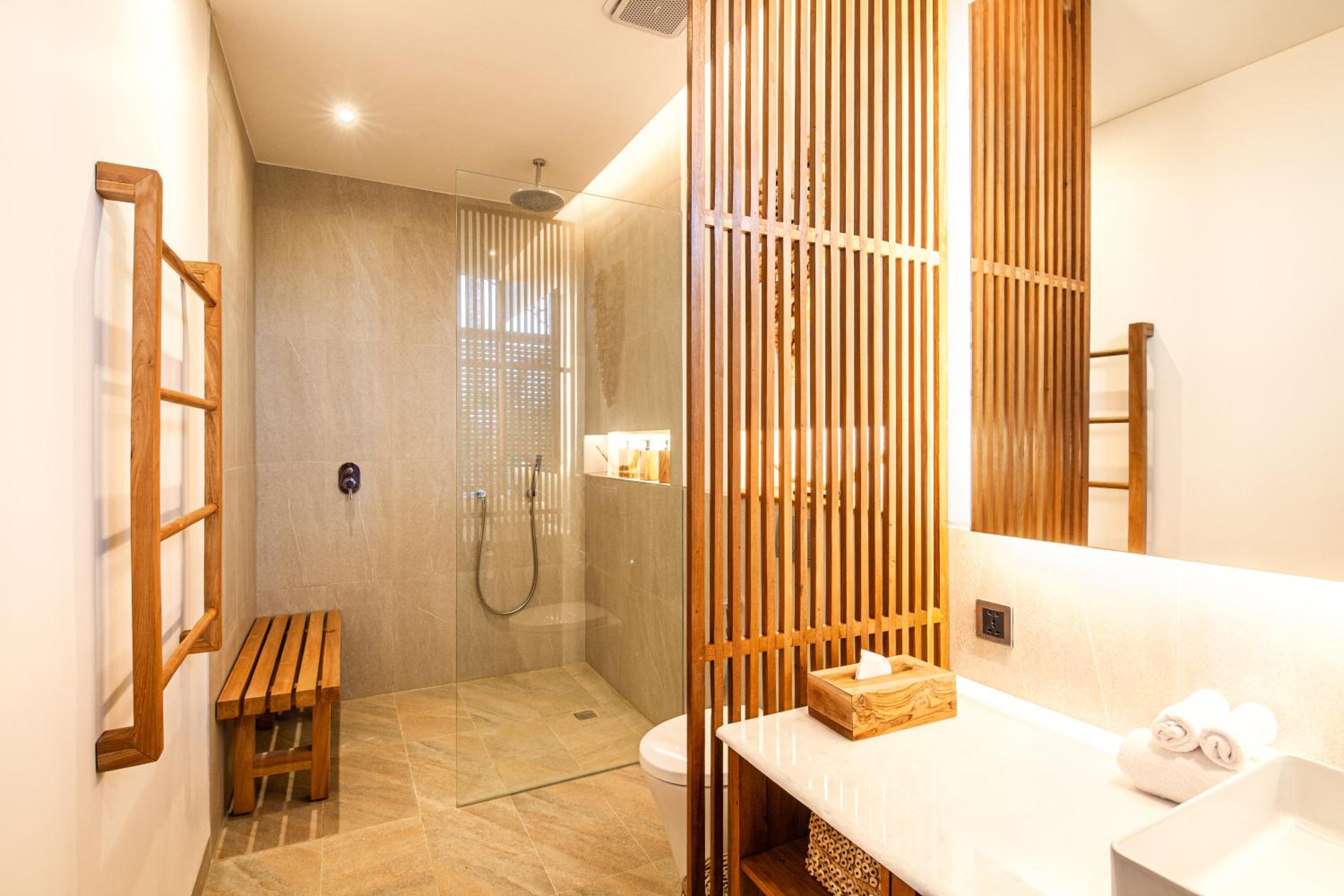 Enchanting 6BR Villa, Breathtaking Vistas Canggu