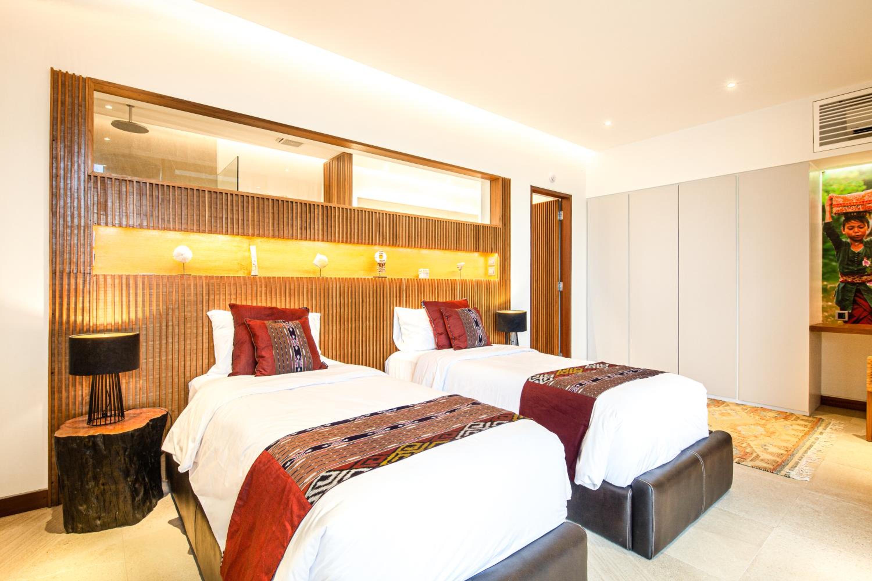 Enchanting 6BR Villa, Breathtaking Vistas Canggu
