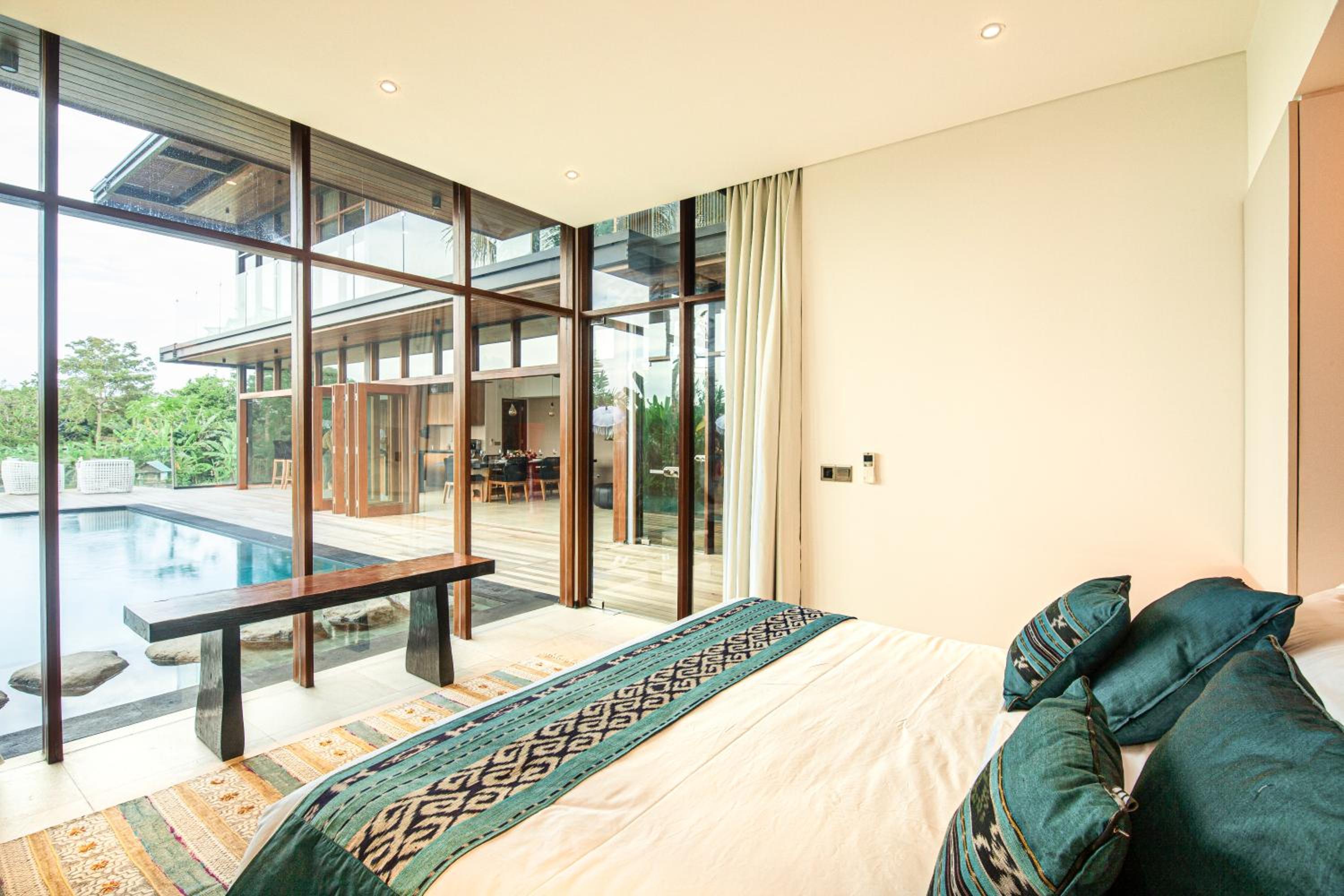 Enchanting 6BR Villa, Breathtaking Vistas Canggu