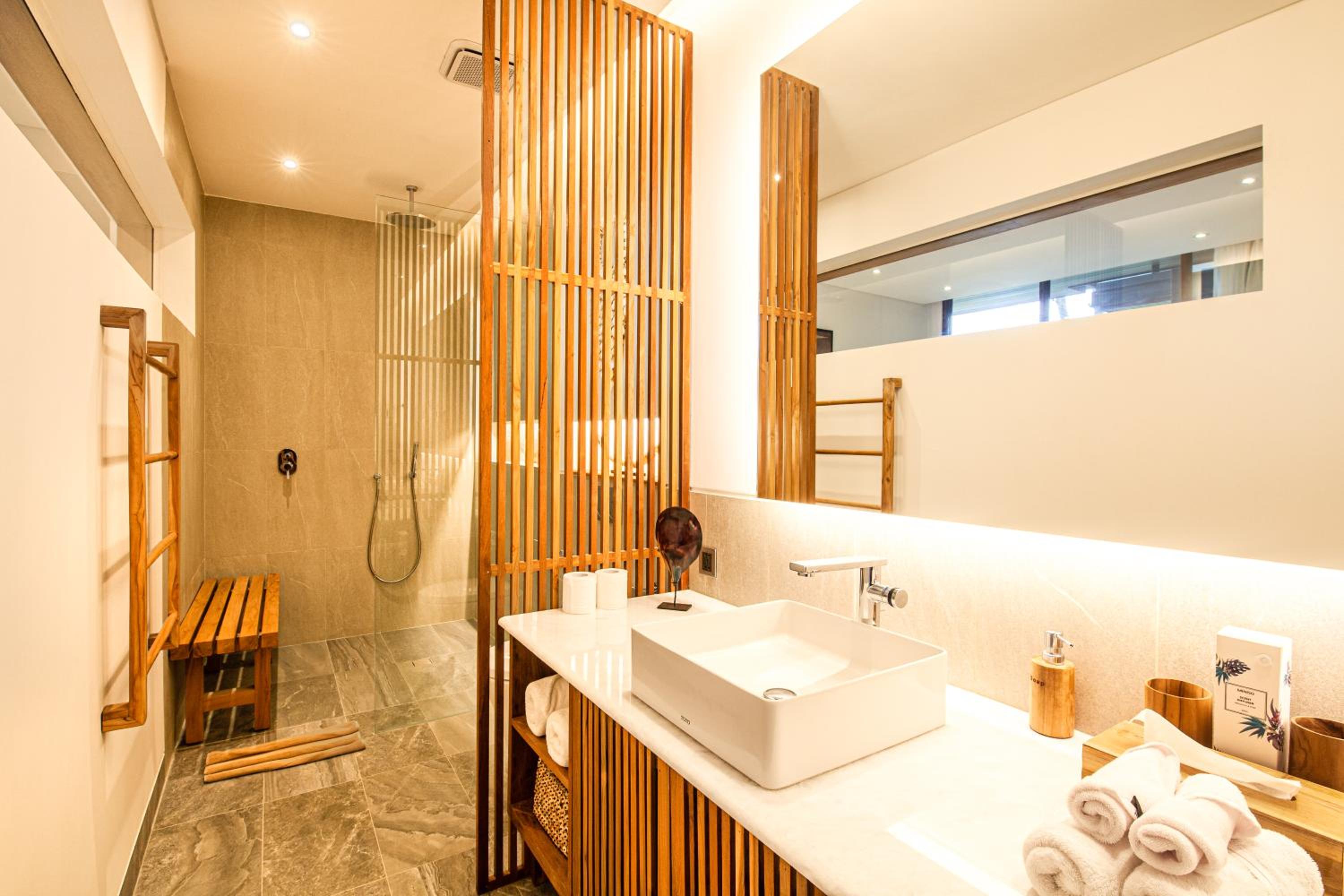 Enchanting 6BR Villa, Breathtaking Vistas Canggu