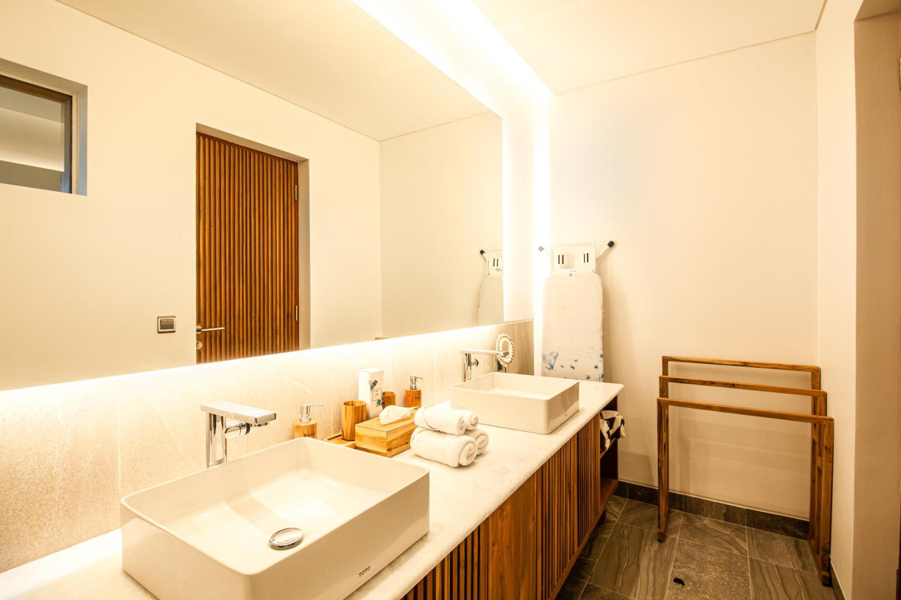 Enchanting 6BR Villa, Breathtaking Vistas Canggu