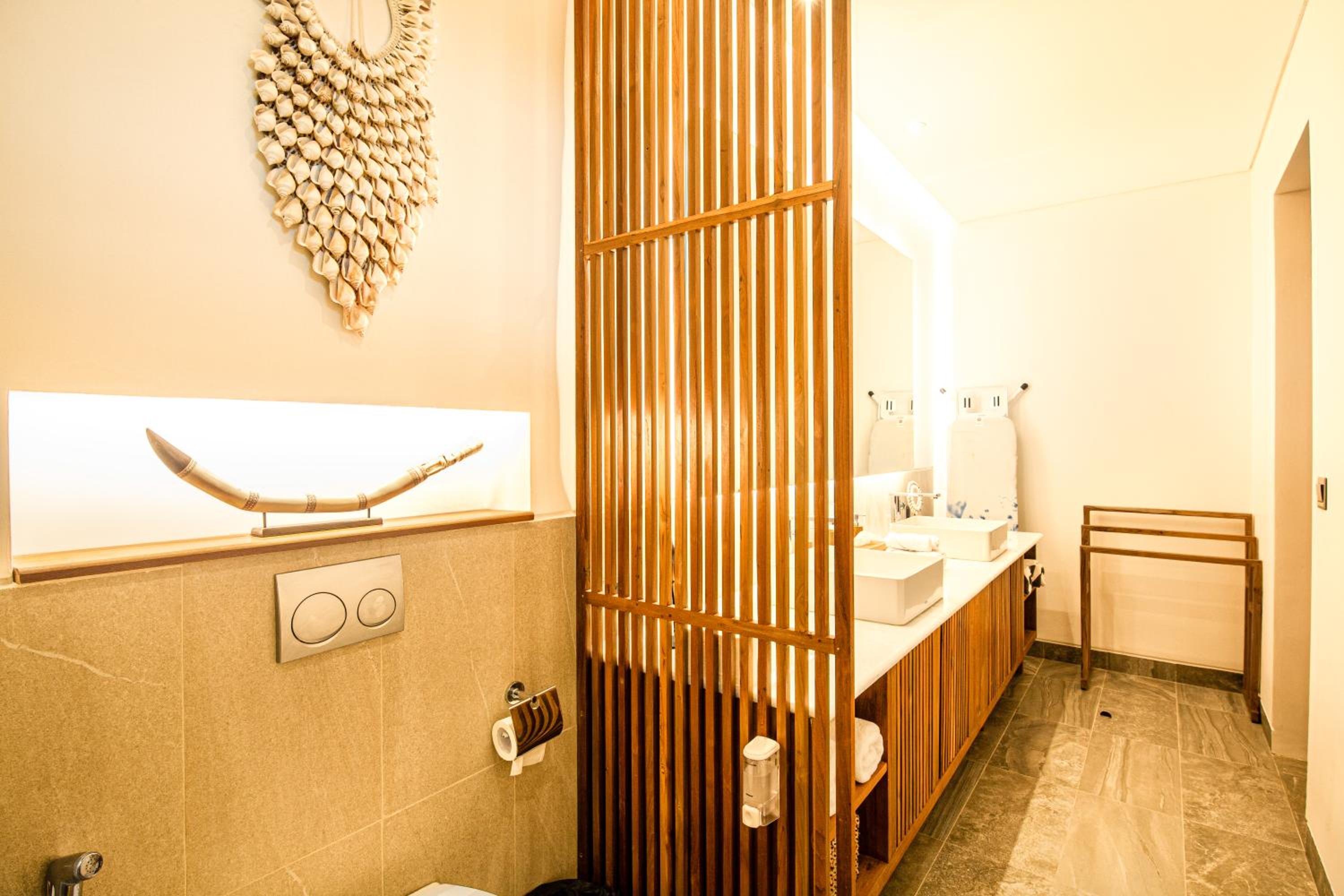 Enchanting 6BR Villa, Breathtaking Vistas Canggu