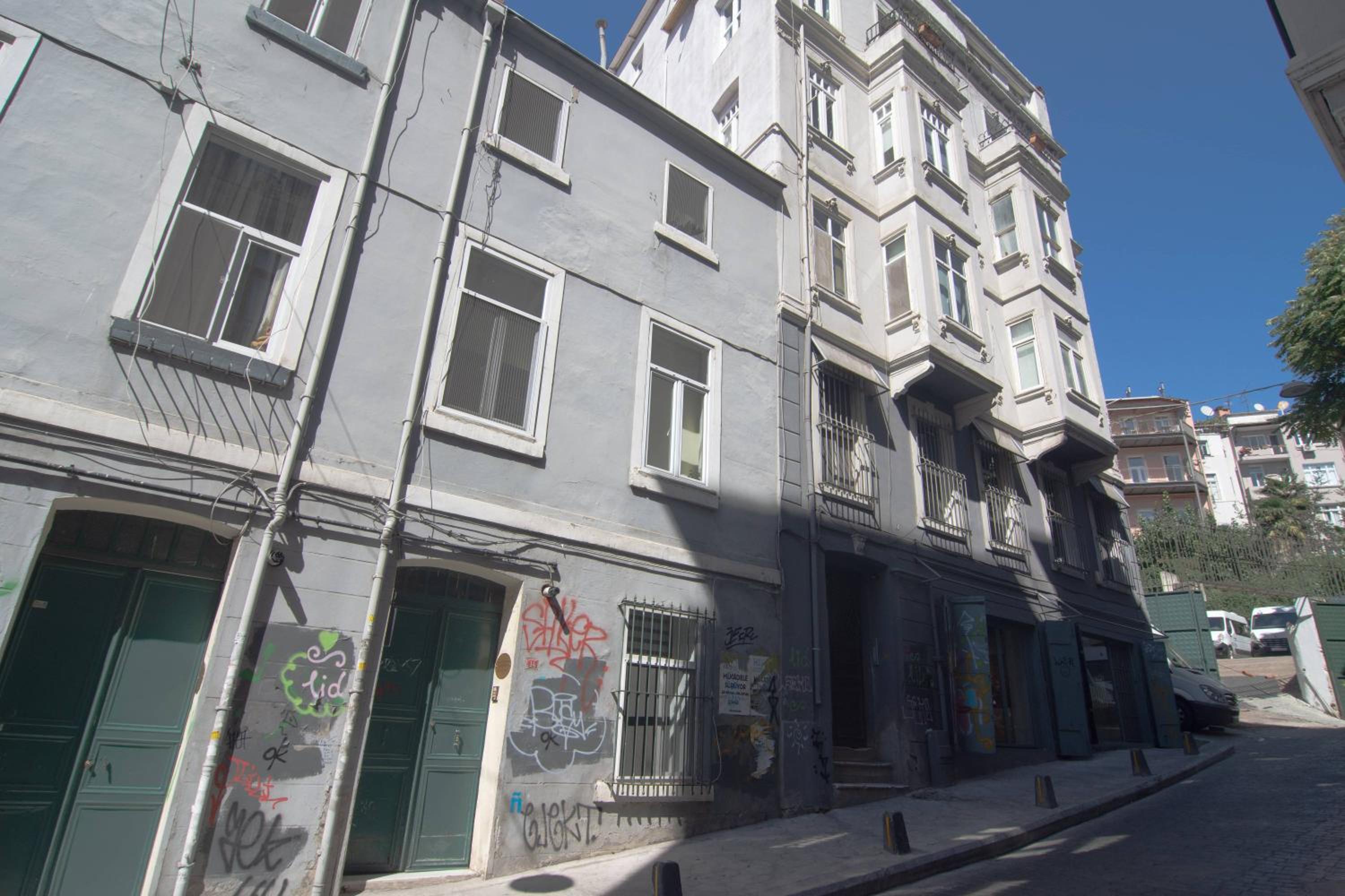 Stylish City Getaway-Explore the Urban Delights