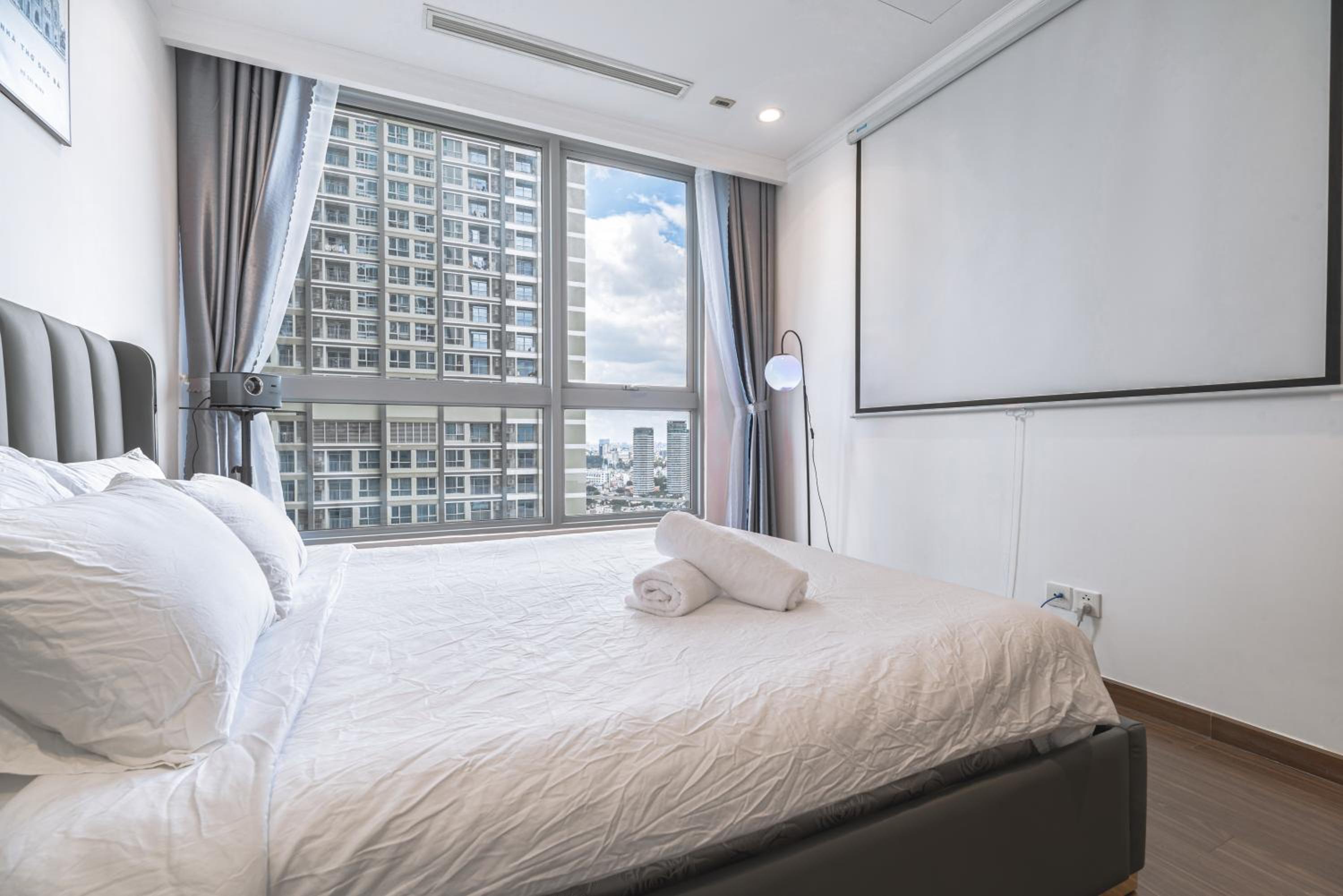Vinhomes 2-Bed - Movie Projector, Fully Equipped, Convenient Location