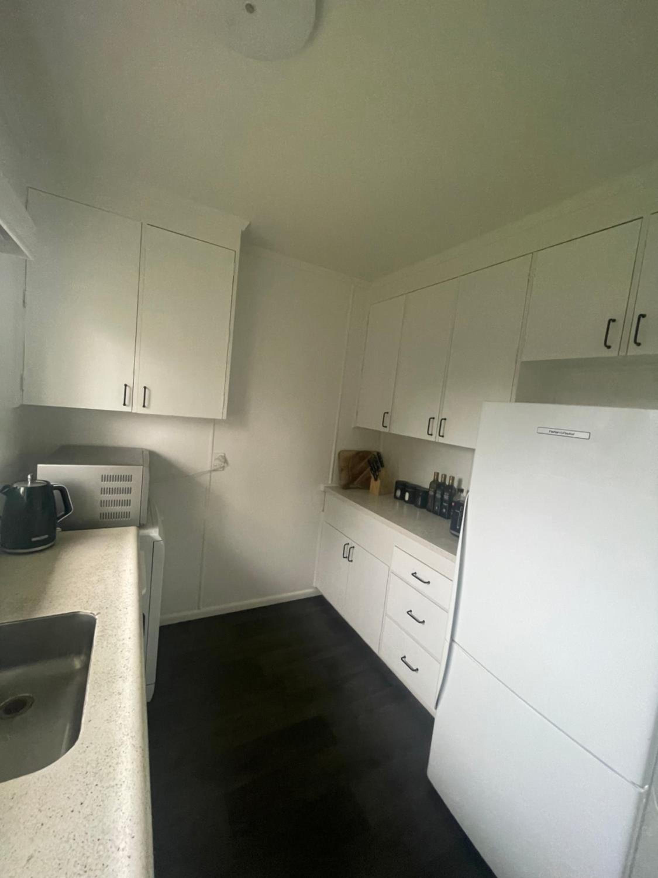 Sunny 2bdrm home close to Hospital & Gardens view 3