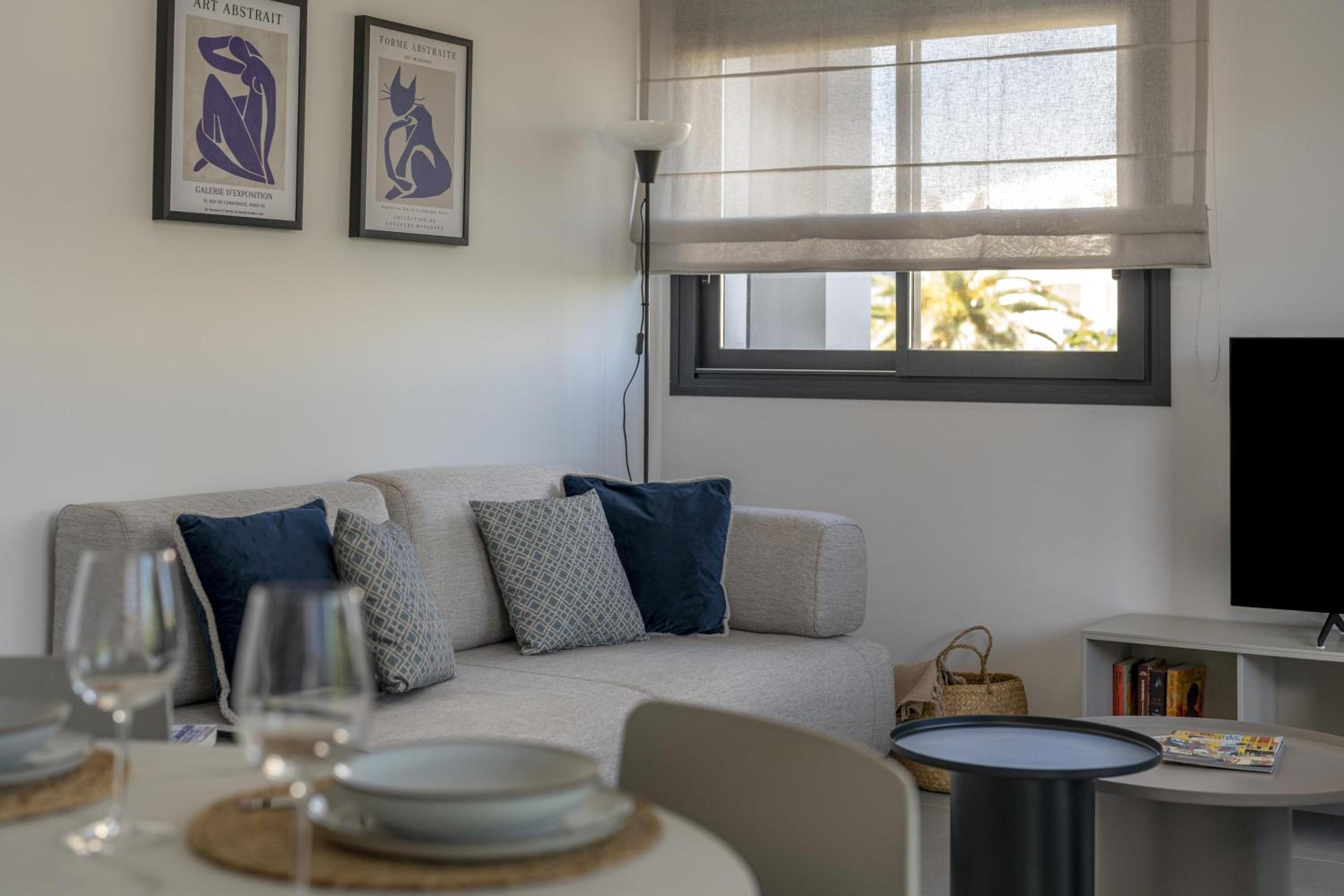 Prime Spanish Holidays - Rennes Arenal Playa Apartments