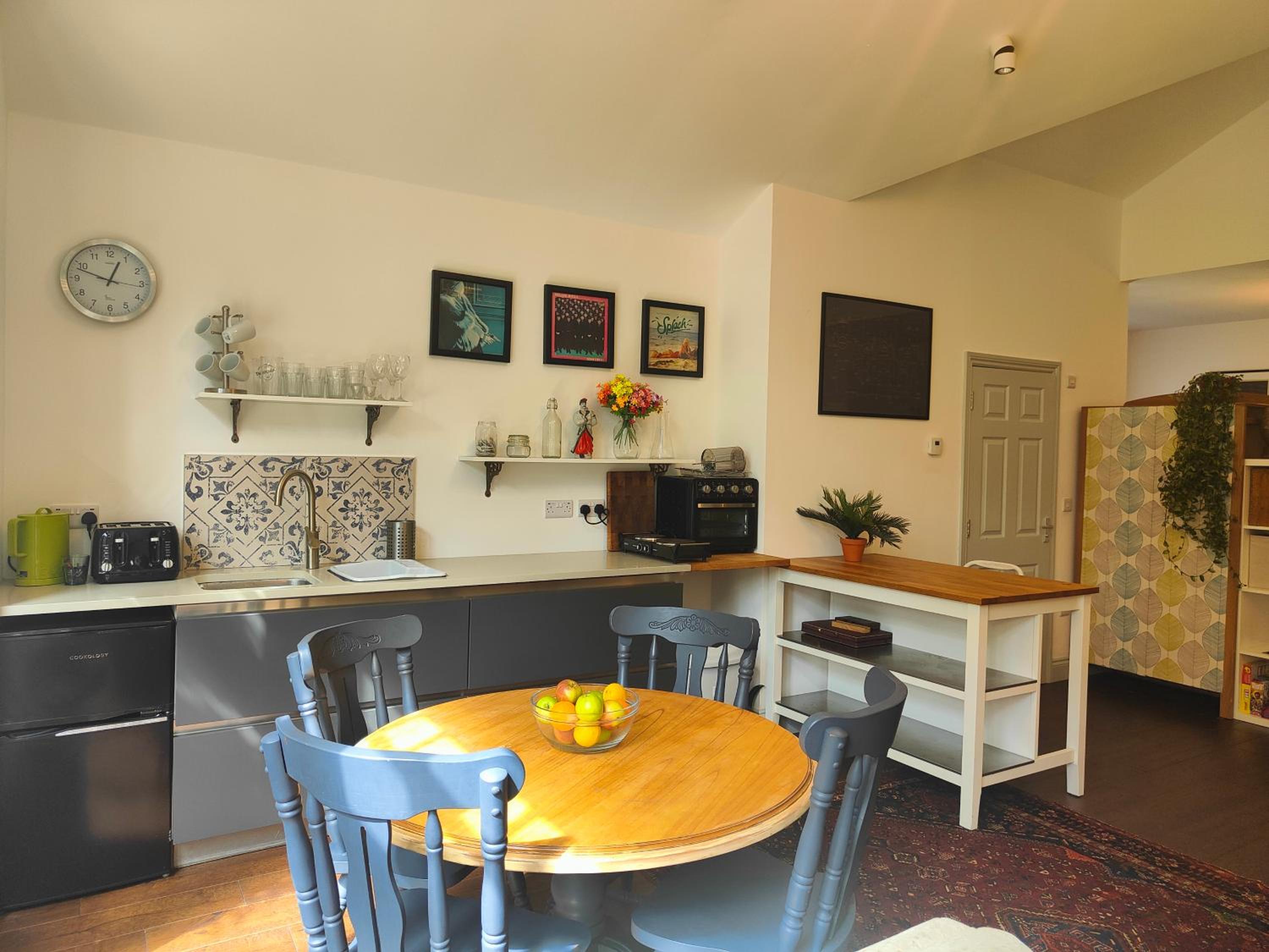 Peaceful Getaway in Forested Park and Off Street Parking