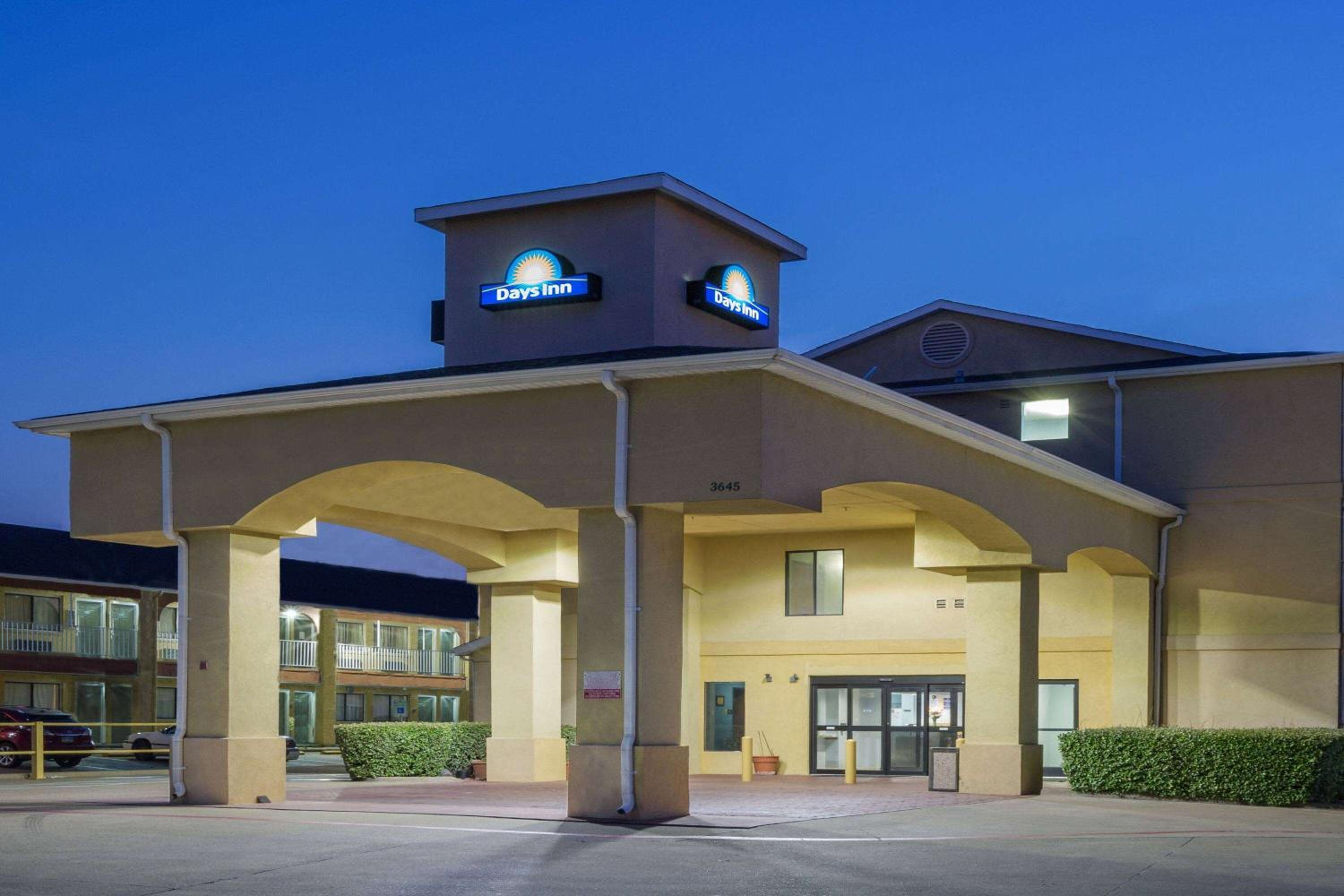 Days Inn by Wyndham Dallas Garland West - Property Image 2