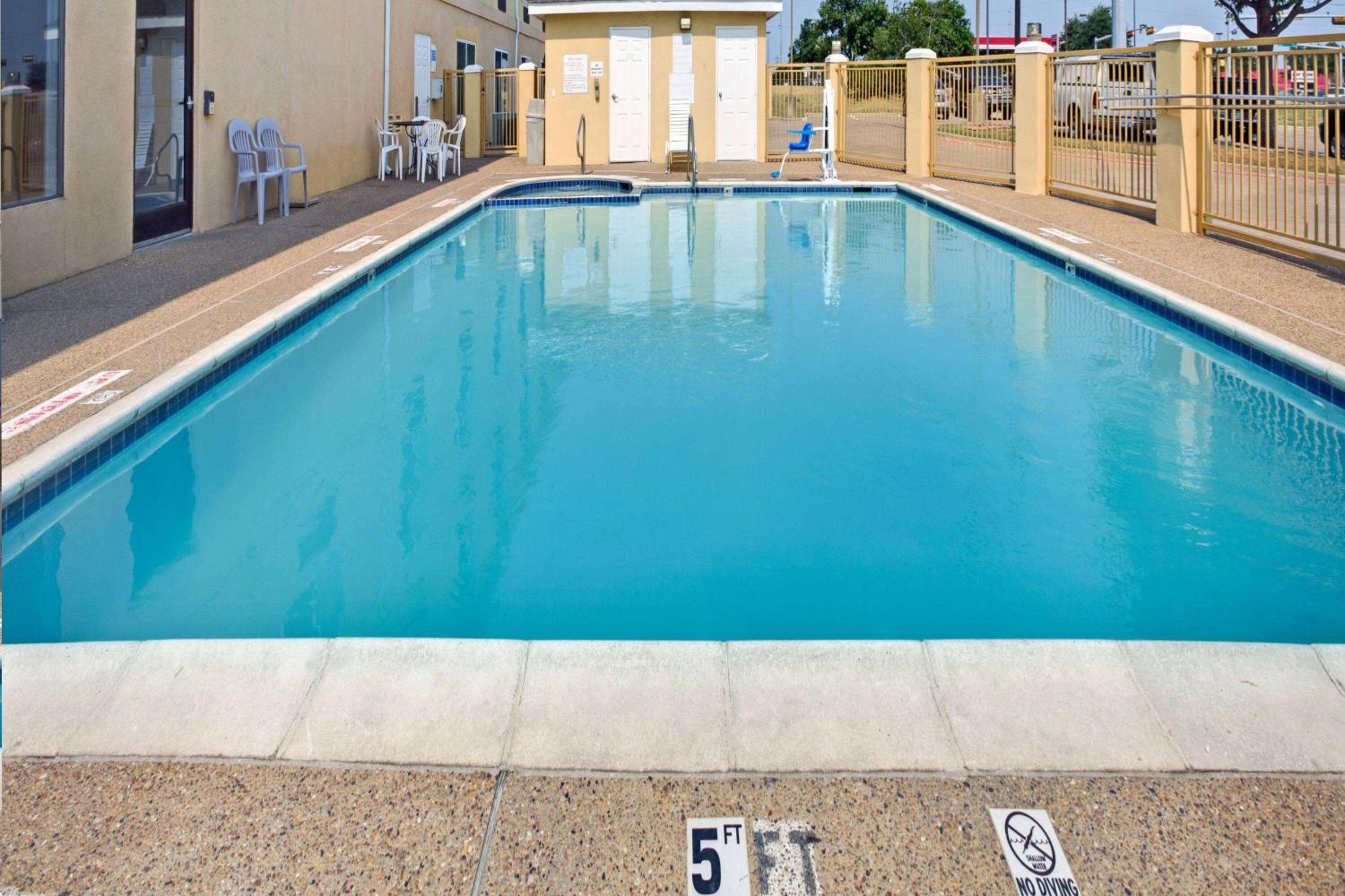 Days Inn by Wyndham Dallas Garland West - Property Image 9