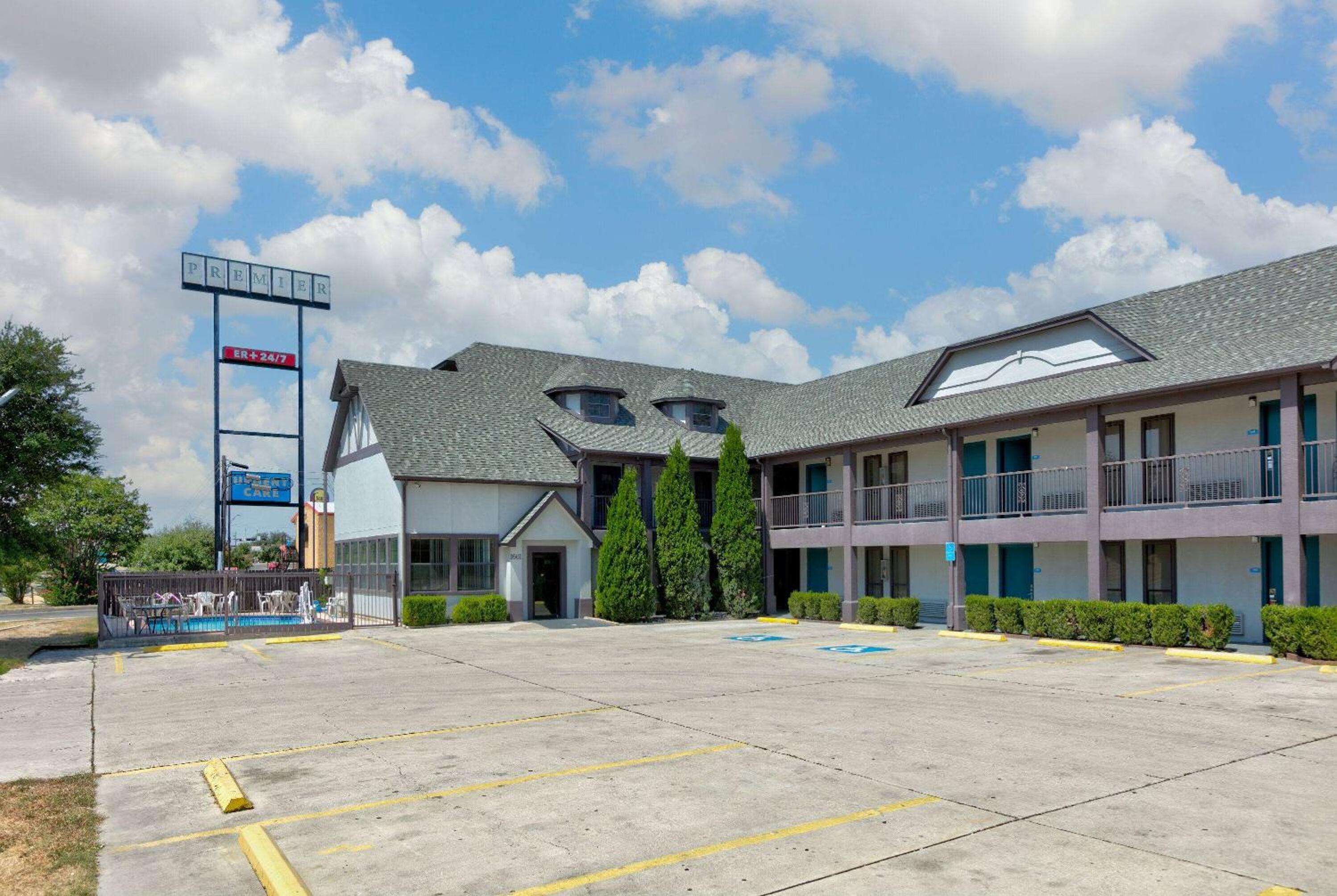 Howard Johnson by Wyndham San Marcos view 2