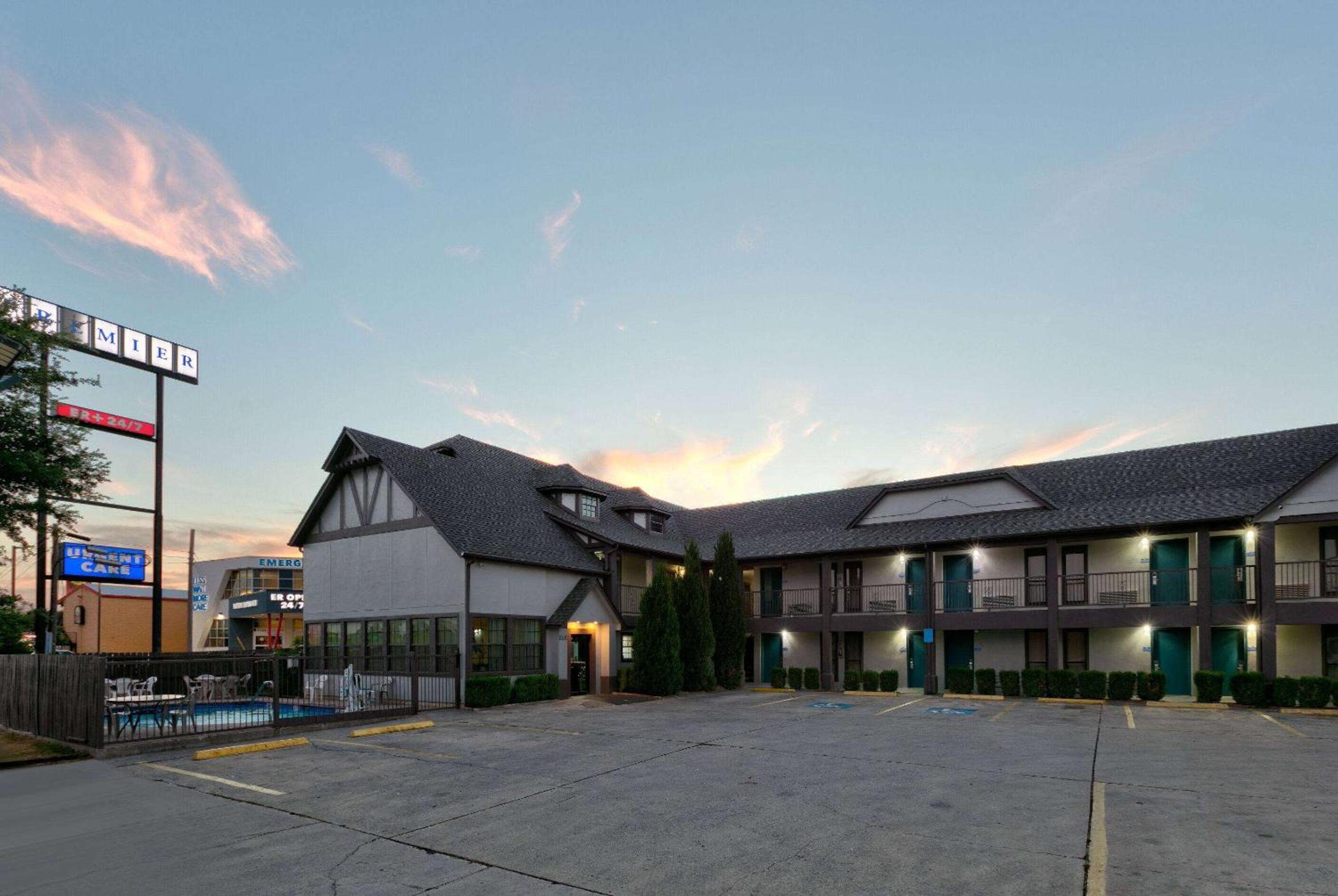 Howard Johnson by Wyndham San Marcos view 3