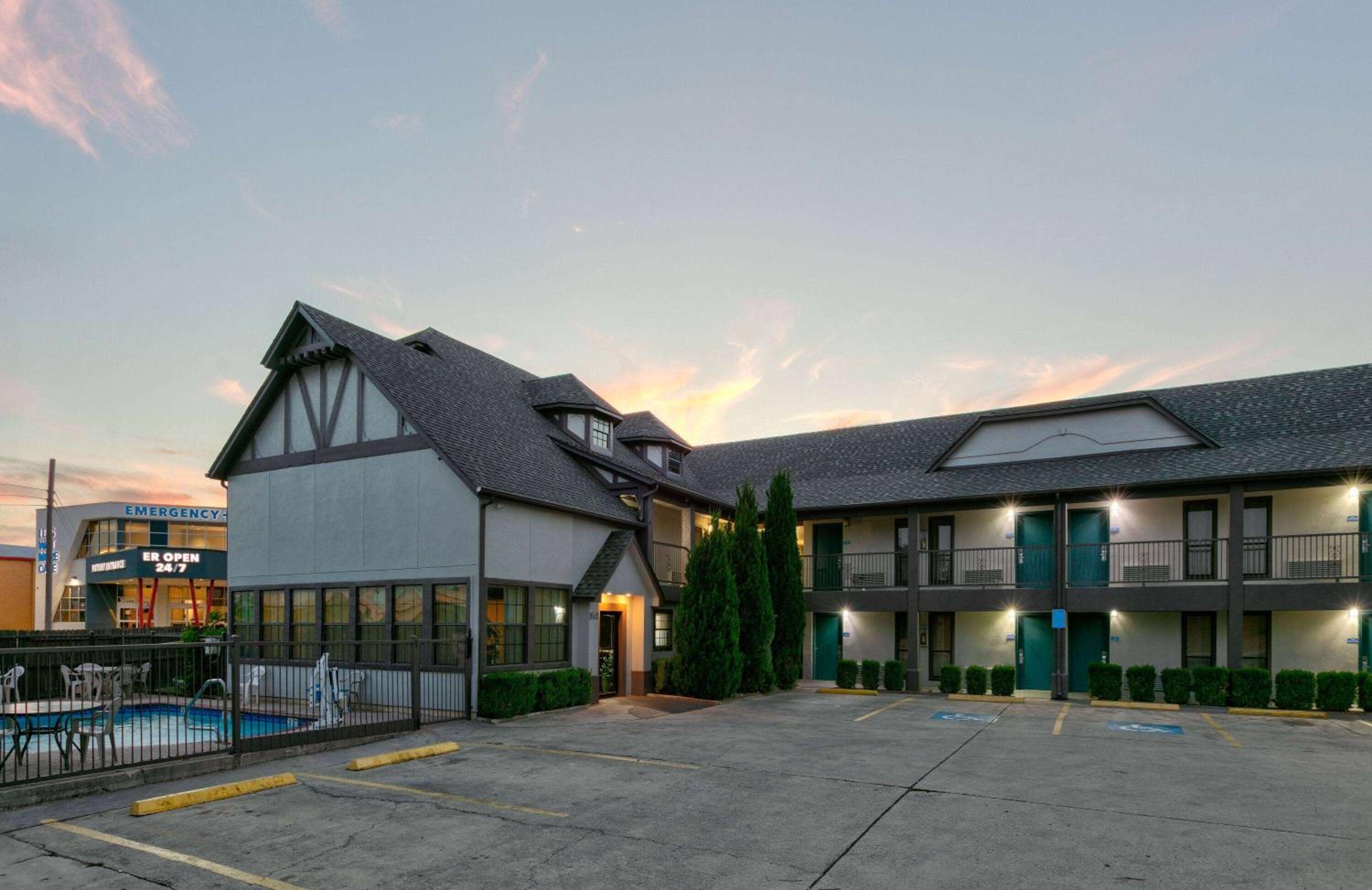 Howard Johnson by Wyndham San Marcos view 5