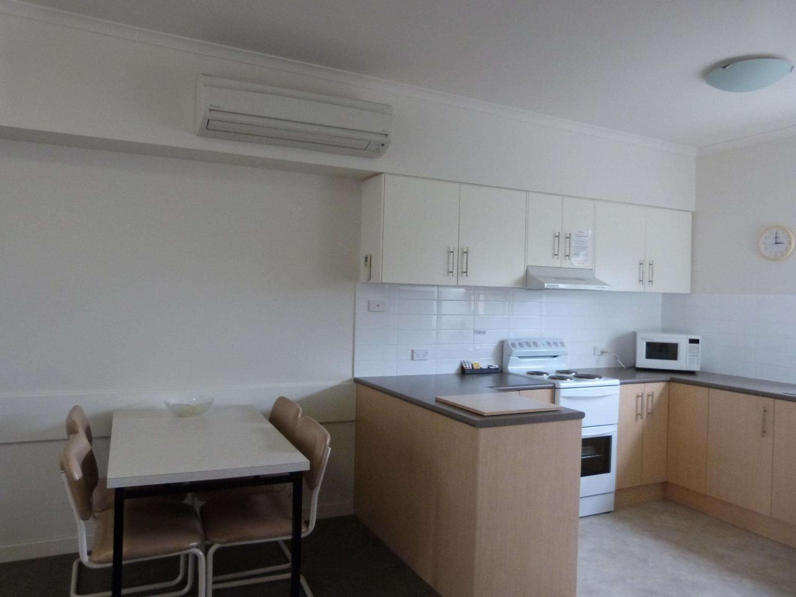 Glenelg Holiday Apartments - Corfu 200 meters to the beach Free Parking