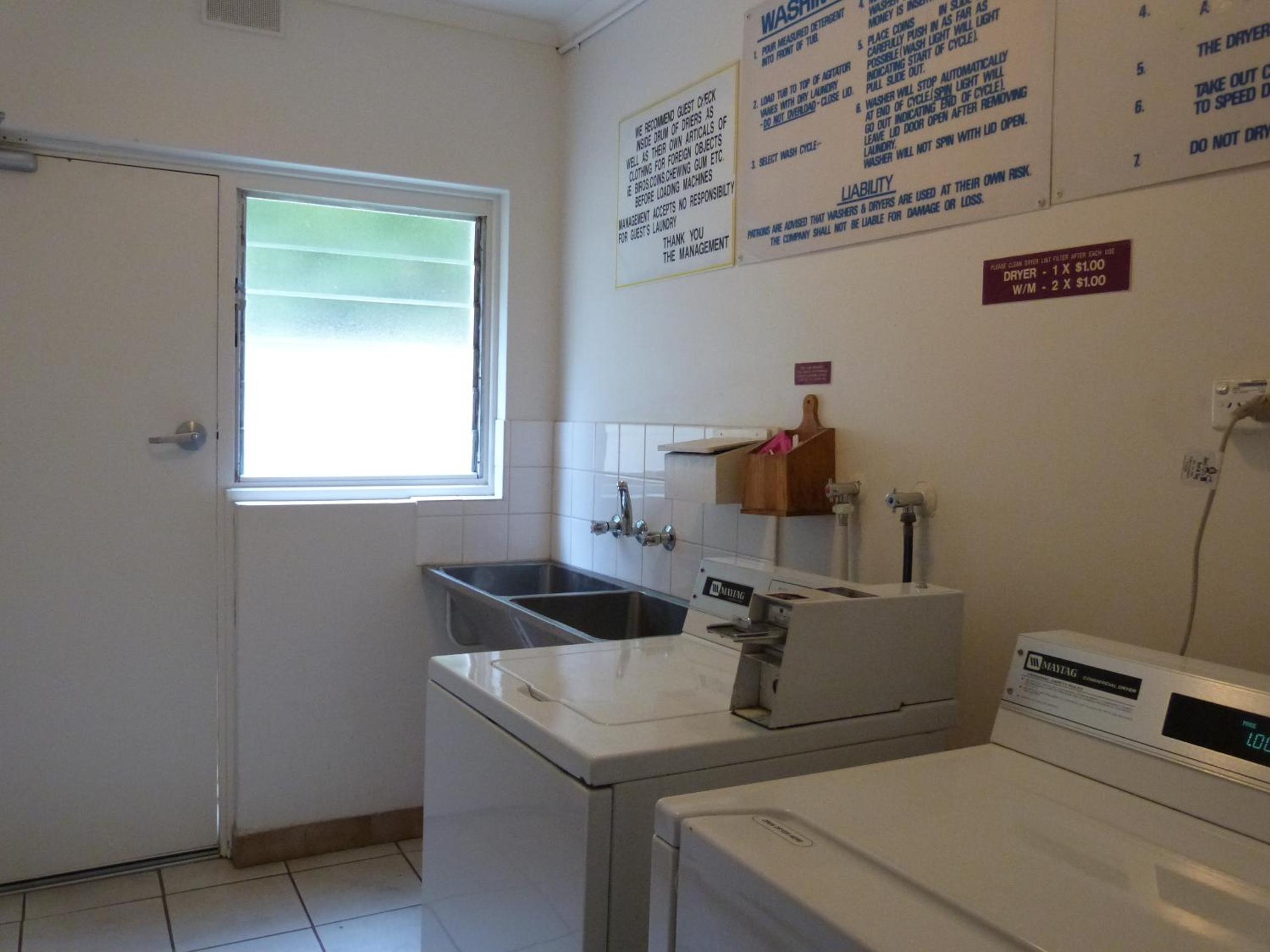 Glenelg Holiday Apartments - Corfu 200 meters to the beach Free Parking