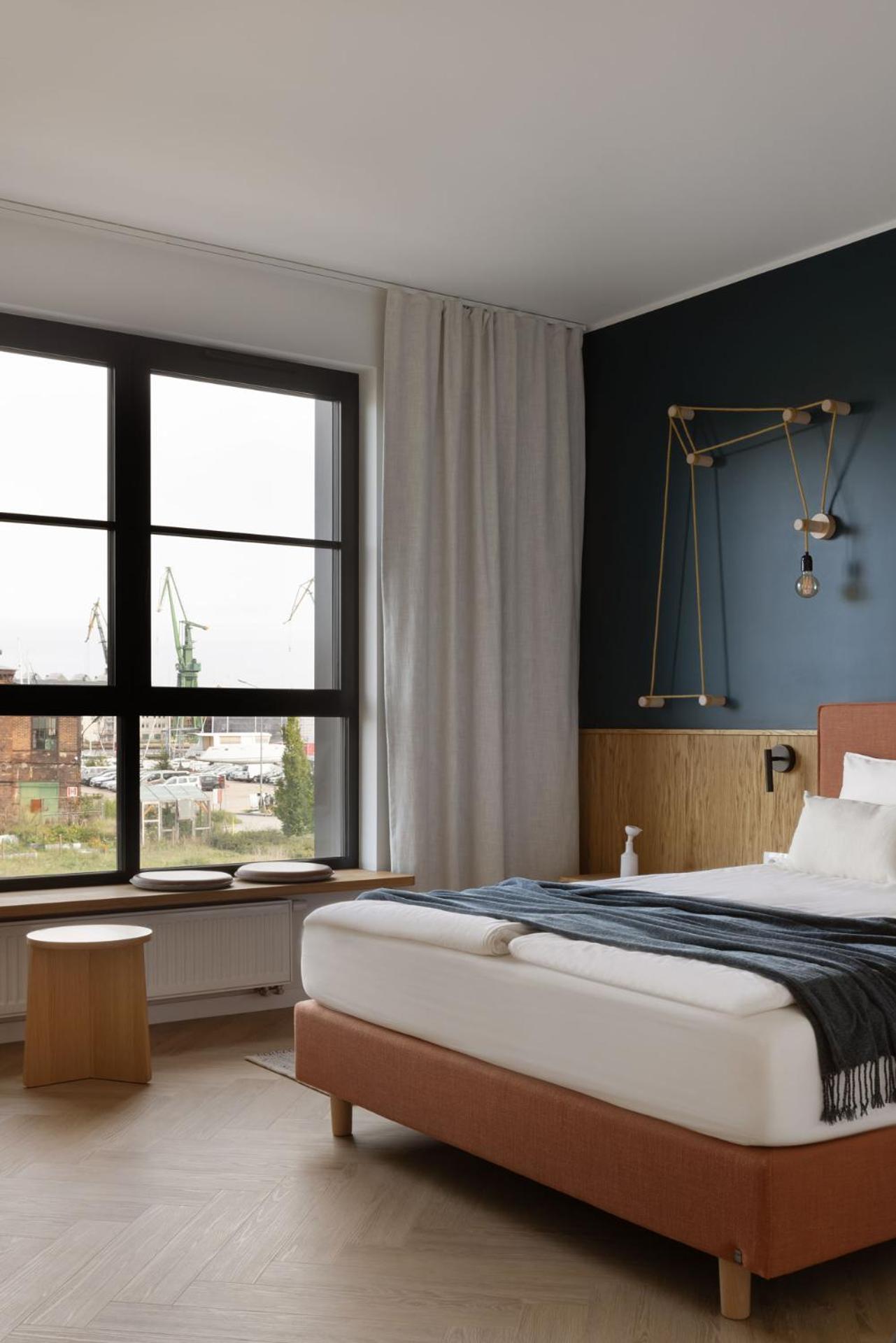 Solidarność Three Bedrooms & Garden Apartment