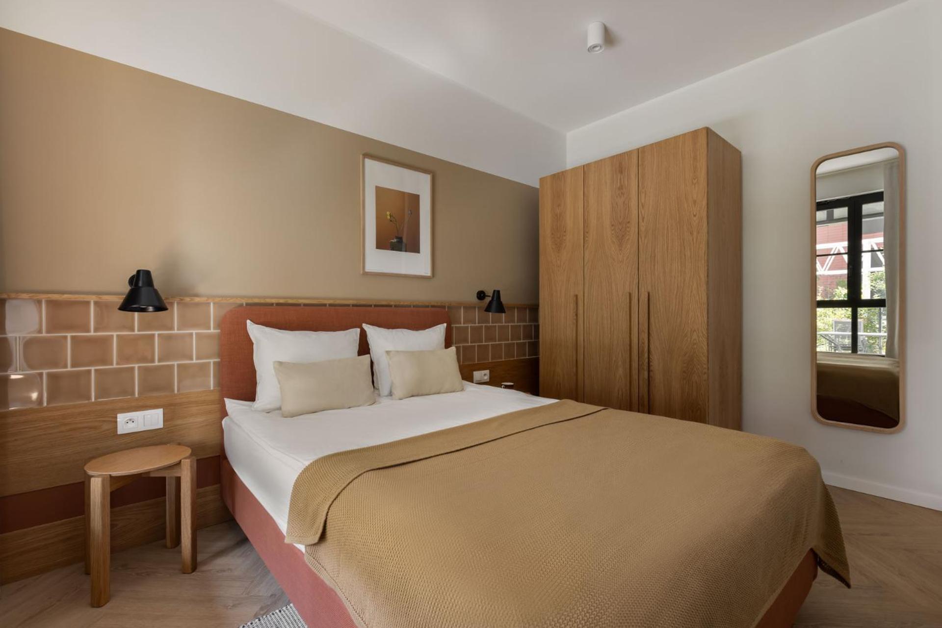 Solidarność Three Bedrooms & Garden Apartment