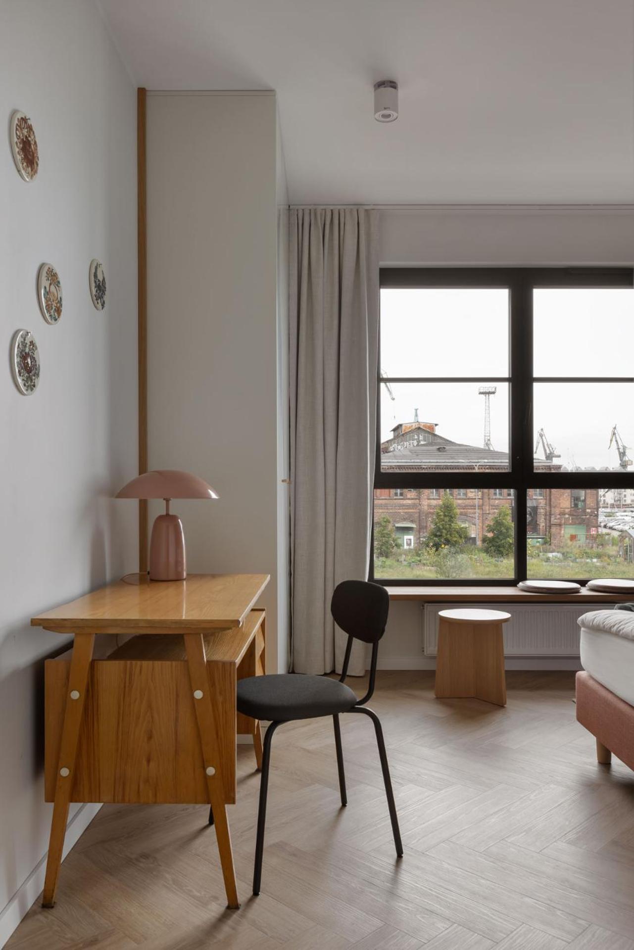 Solidarność Three Bedrooms & Garden Apartment