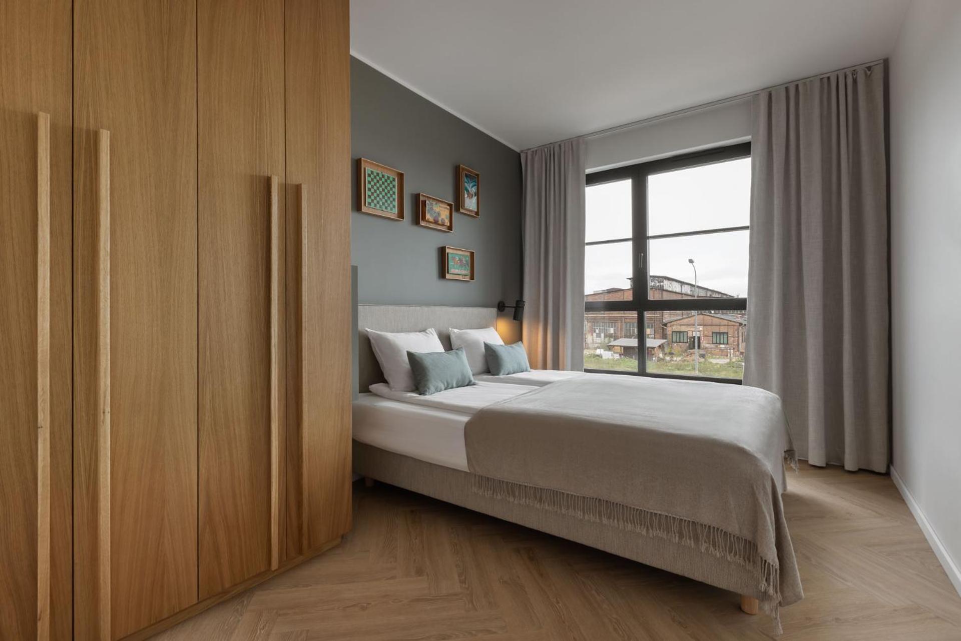 Solidarność Three Bedrooms & Garden Apartment