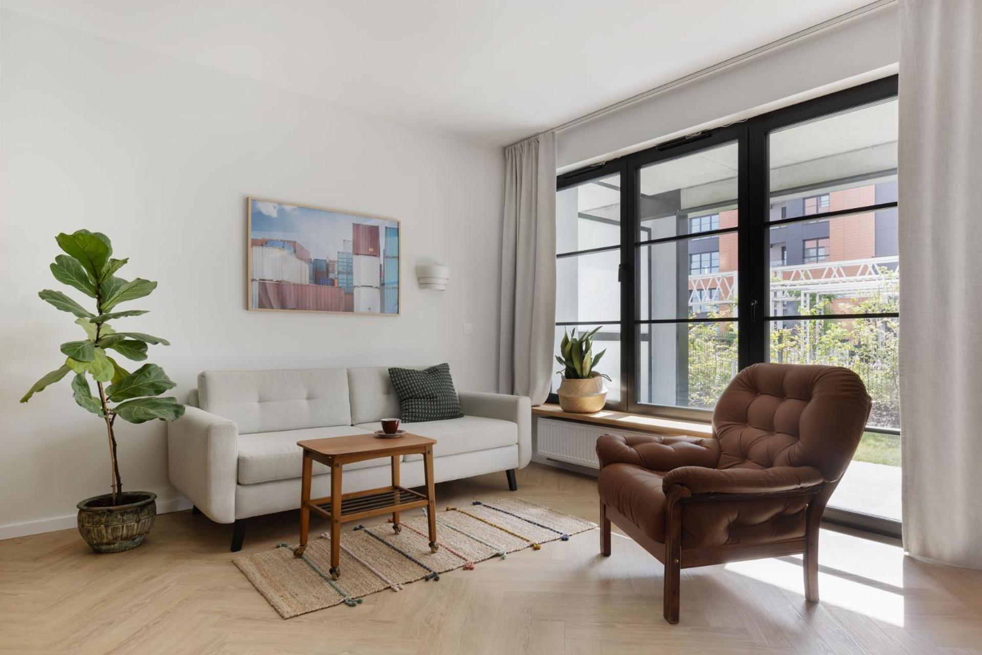 Solidarność Three Bedrooms & Garden Apartment