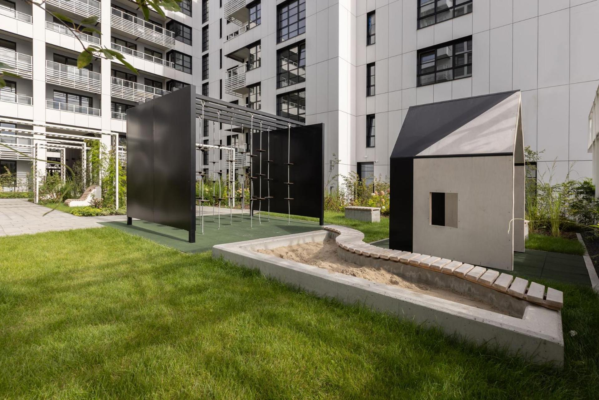 Solidarność Three Bedrooms & Garden Apartment
