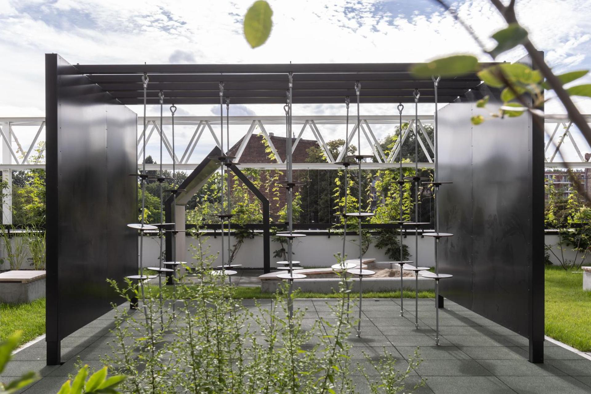 Solidarność Three Bedrooms & Garden Apartment