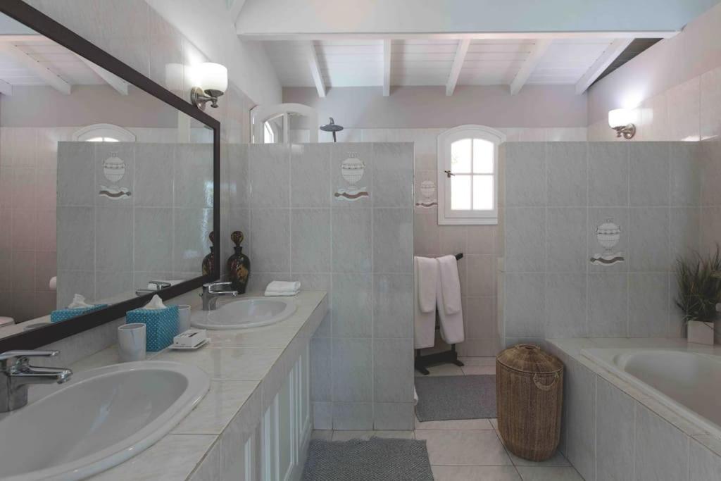 Villa La Josephine, Terre Basses