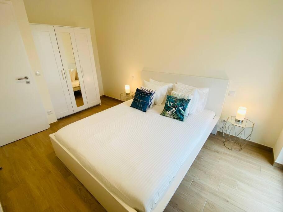 Luxury 2023 Flat in city center with Parking-HOL1 view 5