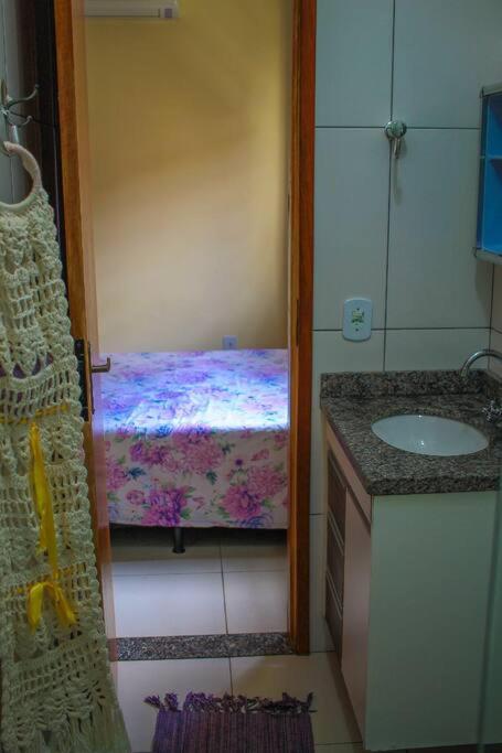 Casa em condomínio, churrasqueira privativa e piscina social