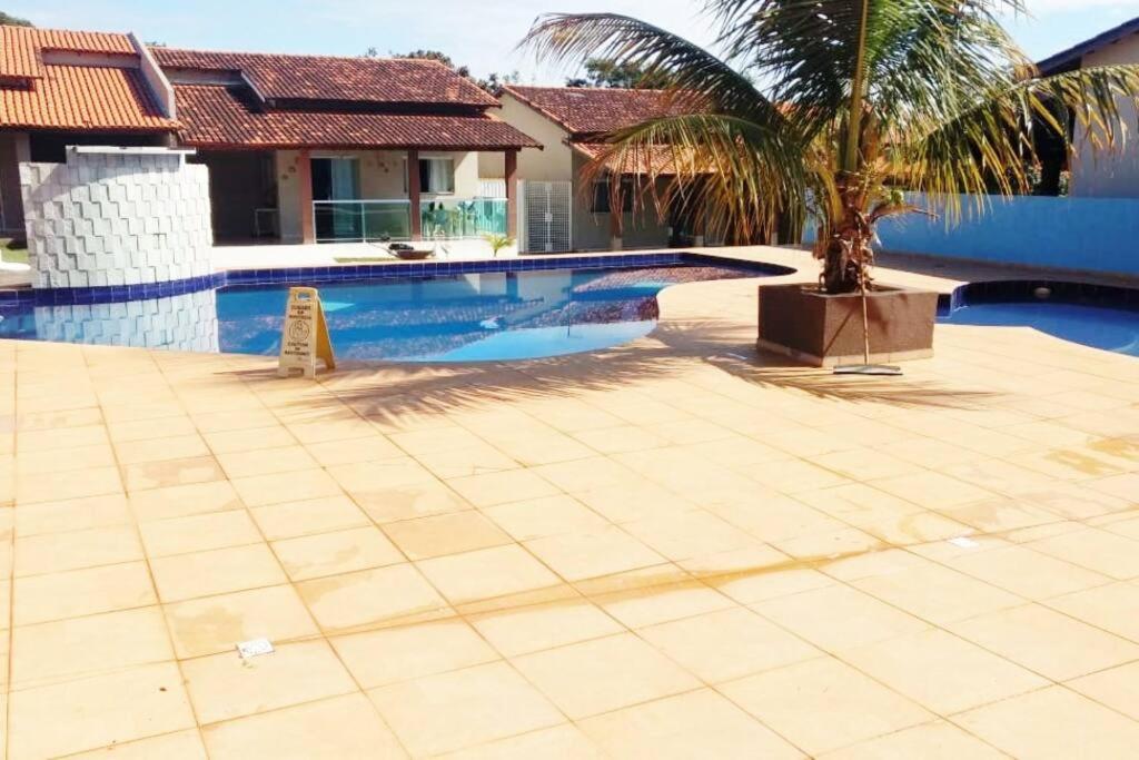 Casa em condomínio, churrasqueira privativa e piscina social