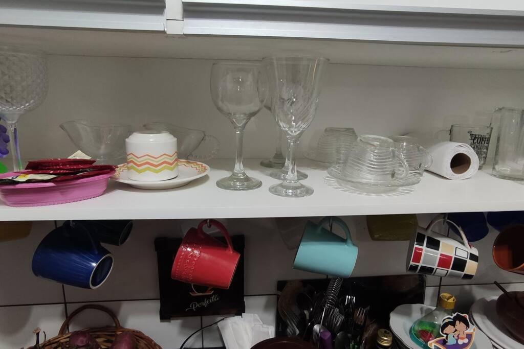 Casa em condomínio, churrasqueira privativa e piscina social