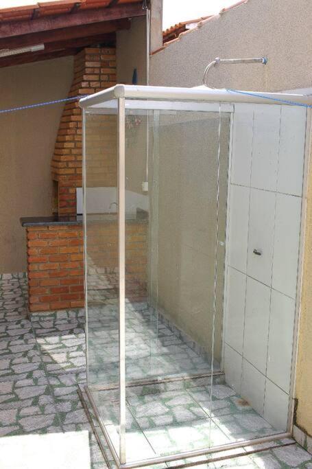 Casa em condomínio, churrasqueira privativa e piscina social