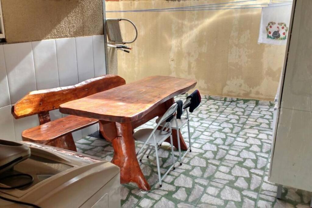 Casa em condomínio, churrasqueira privativa e piscina social