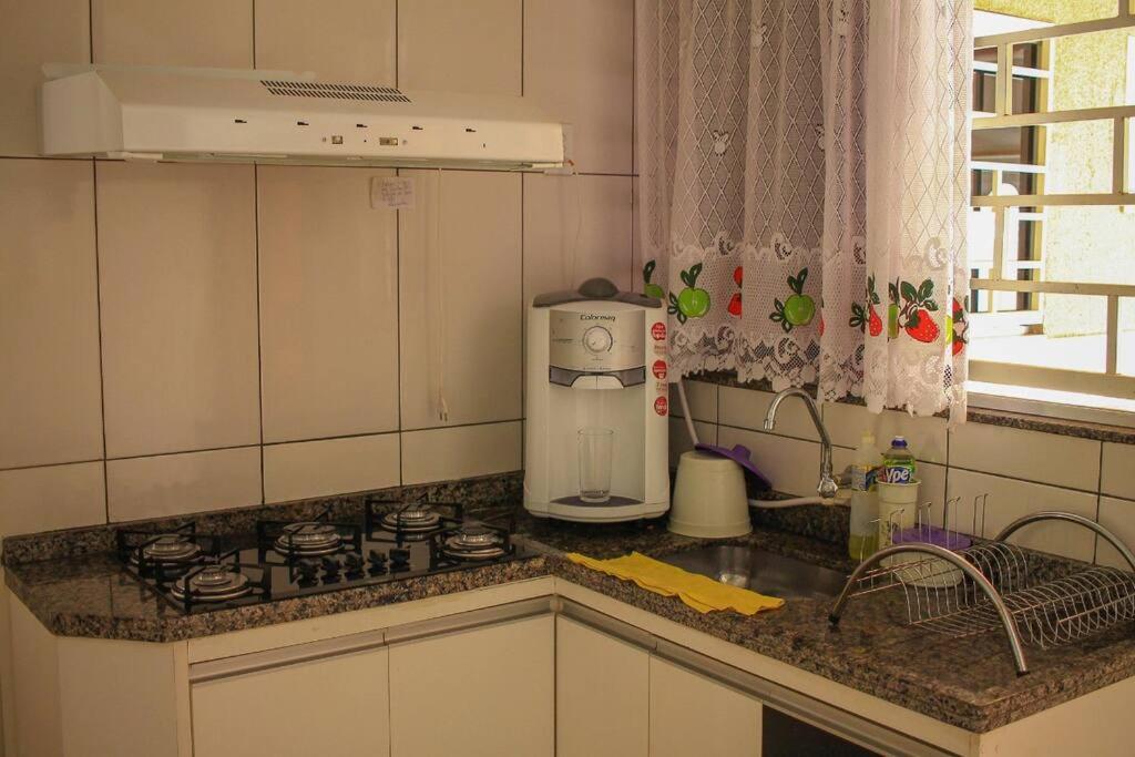 Casa em condomínio, churrasqueira privativa e piscina social
