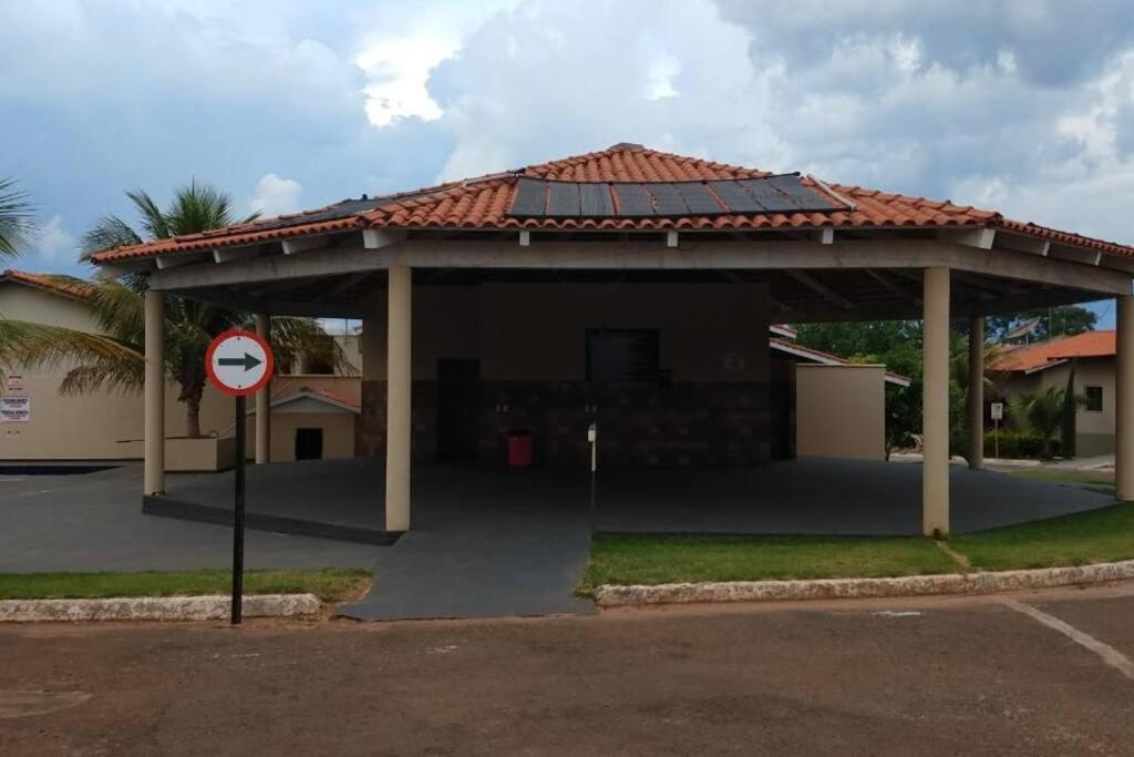 Casa em condomínio, churrasqueira privativa e piscina social