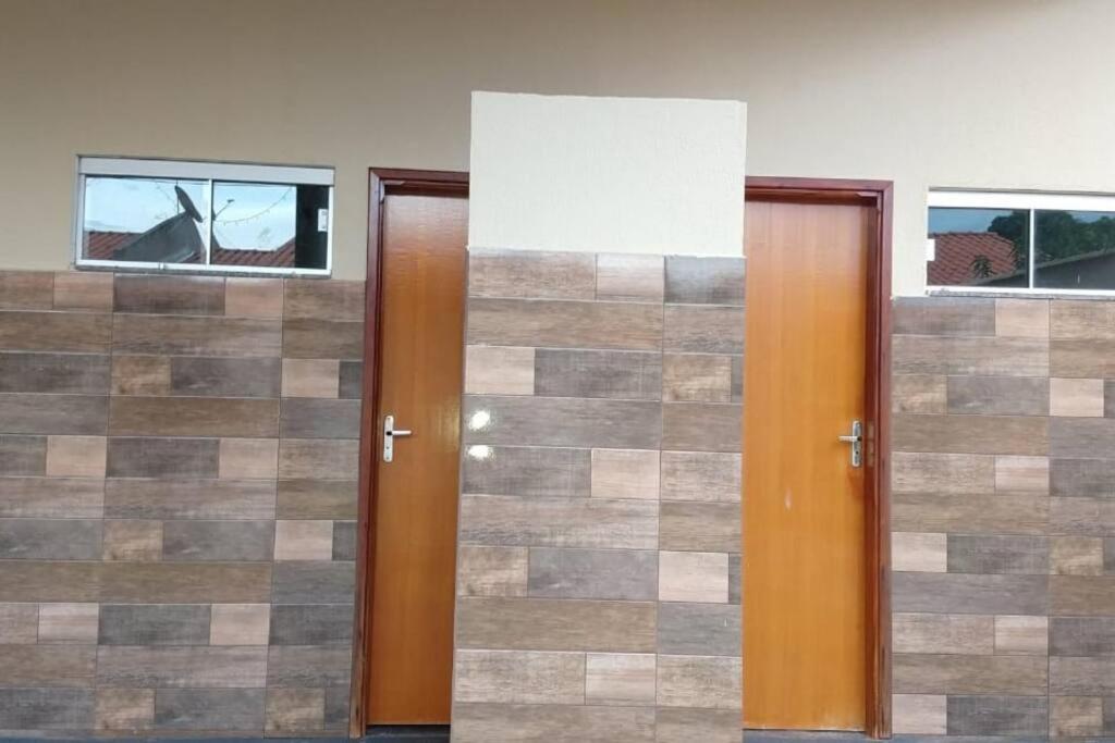 Casa em condomínio, churrasqueira privativa e piscina social