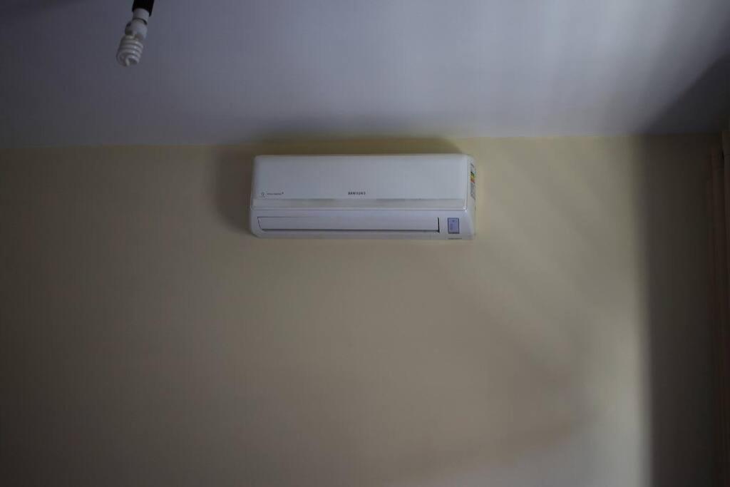 Casa em condomínio, churrasqueira privativa e piscina social