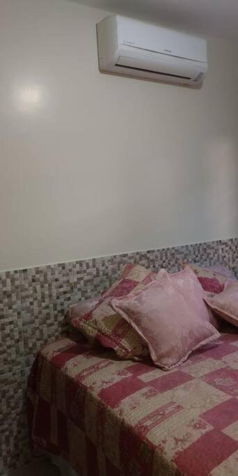 Casa em condomínio, churrasqueira privativa e piscina social