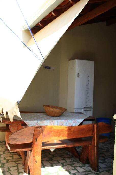 Casa em condomínio, churrasqueira privativa e piscina social
