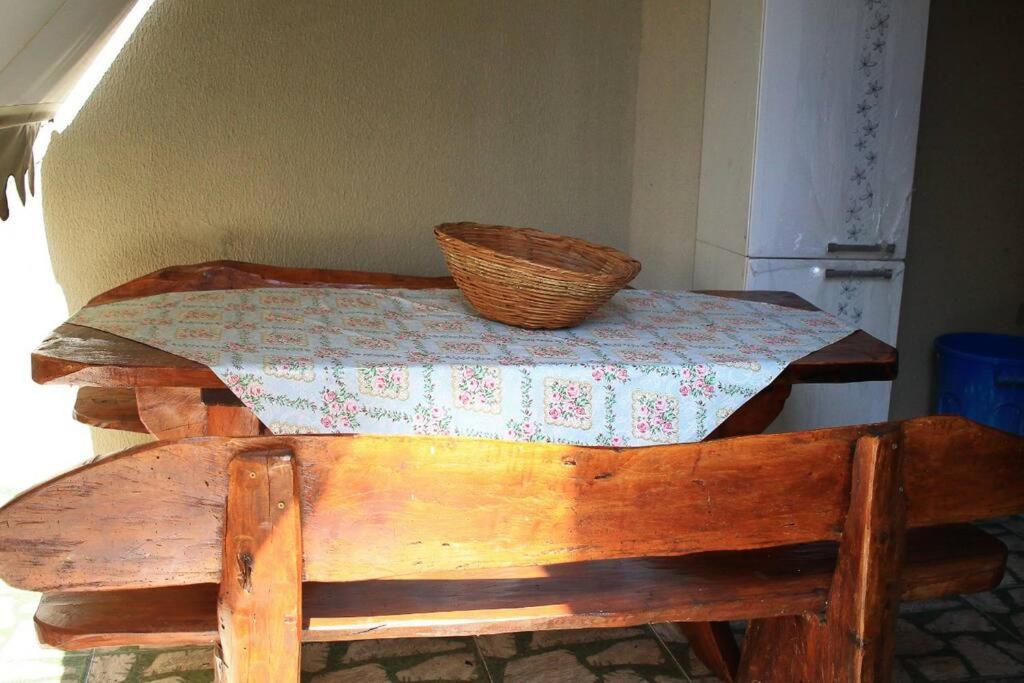 Casa em condomínio, churrasqueira privativa e piscina social
