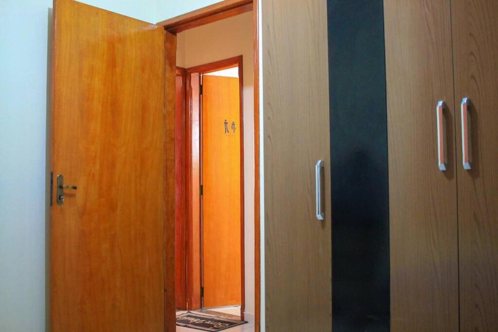 Casa em condomínio, churrasqueira privativa e piscina social