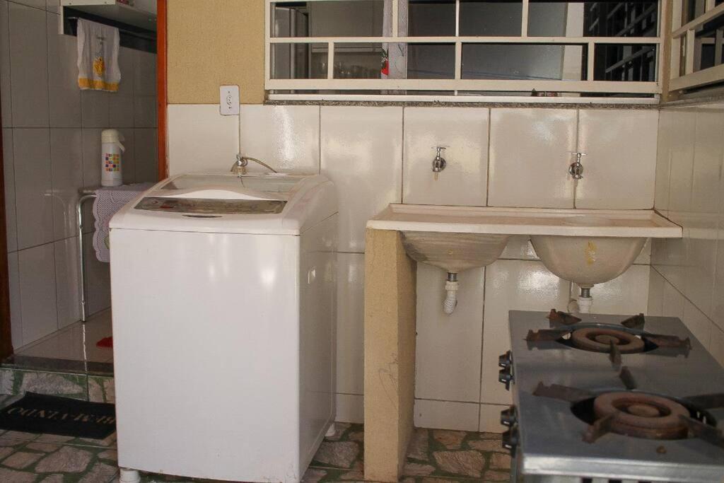 Casa em condomínio, churrasqueira privativa e piscina social