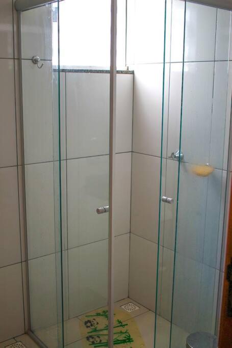 Casa em condomínio, churrasqueira privativa e piscina social