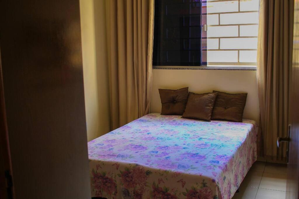 Casa em condomínio, churrasqueira privativa e piscina social
