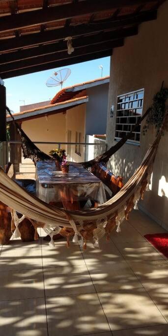 Casa em condomínio, churrasqueira privativa e piscina social