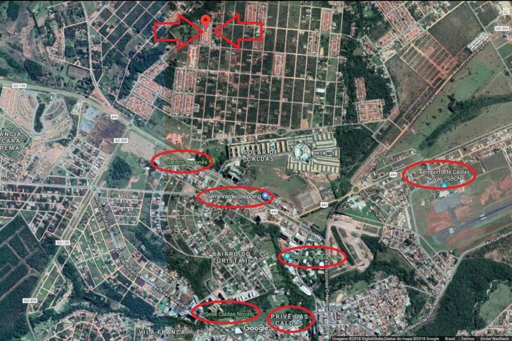 Casa em condomínio, churrasqueira privativa e piscina social