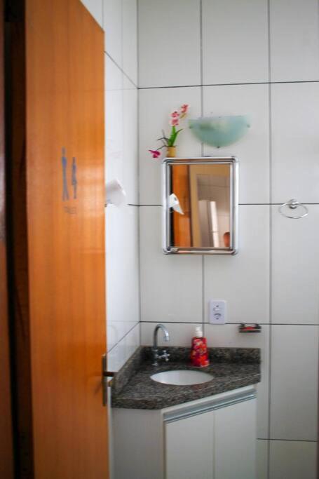 Casa em condomínio, churrasqueira privativa e piscina social