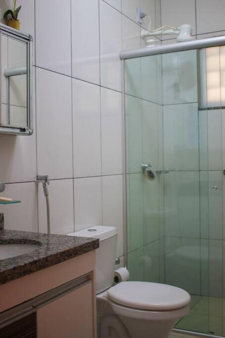 Casa em condomínio, churrasqueira privativa e piscina social