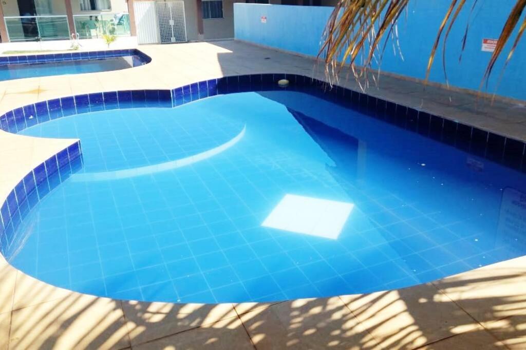 Casa em condomínio, churrasqueira privativa e piscina social