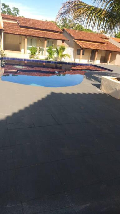 Casa em condomínio, churrasqueira privativa e piscina social