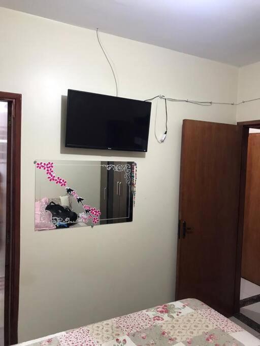 Casa em condomínio, churrasqueira privativa e piscina social